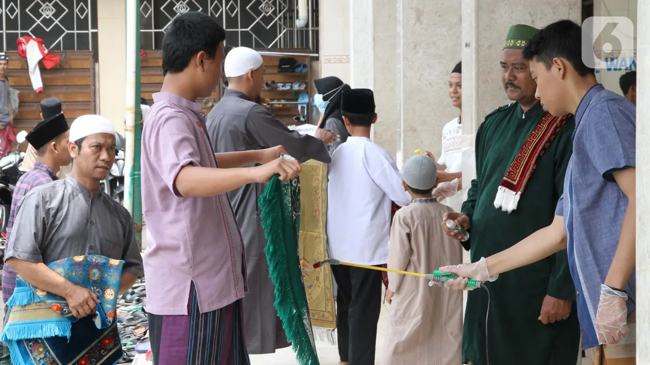Cegah Virus Corona, Sajadah Jemaah Disemprot Disinfektan