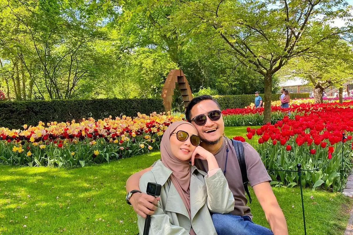Arie Untung dan Fenita Arie tetap hangat meski sudah 17 tahun bersama (Instagram/fenitarie)