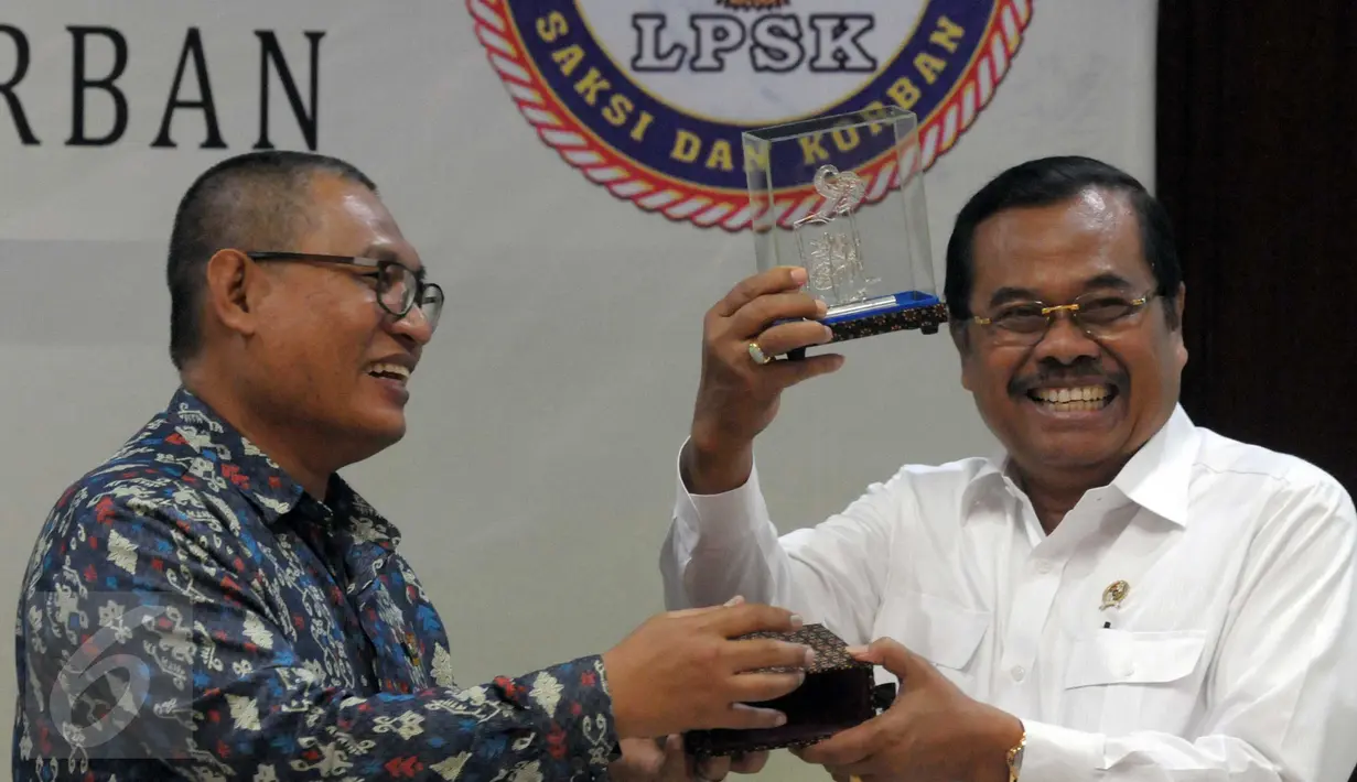 Ketua LPSK Abdul Haris dan Jaksa Agung M Prasetyo saat pemberian cinderamata usai pada penandatanganan MoU di Jakarta, Selasa (19/4). Kejagung dan LPSK memperpanjang nota kesepakatan dalam hal perlindungan saksi. (Liputan6.com/Helmi Afandi)