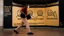 Seseorang dengan masker berjalan di Grand Central Terminal, New York City, Selasa (27/7/2021). Warga Amerika yang divaksinasi penuh harus kembali memakai masker di dalam ruangan di daerah-daerah di mana virus corona dan terutama varian Delta menyebar dengan cepat. (Spencer Platt/Getty Images/AFP)