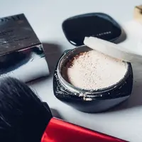 Bukan cuma pacar yang harus dicocokin, kamu juga harus memilih bedak yang benar-benar cocok buat kulit wajah kamu. (Foto: anouk.co)