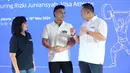Lifter Indonesia yang lolos ke Olimpiade Paris 2024 dan terpilih menjadi bagian Tim Visa, Rizki Juniansyah (tengah) berbincang dengan Head of Strategy and Business Planning Visa Indonesia, Handikin Setiawan (kanan) dan Country Manager Visa Indonesia, Vira Widiyasari saat acara konferensi pers di The Residence OnFive, Grand Hyatt, Jakarta, Kamis (16/5/2024). (Bola.com/Syahkist Afi)