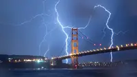 Kilatan petir terlihat di atas jembatan Golden Gate di San Francisco, California, AS (11/9). Petir merupakan Gejala alam yang biasanya muncul pada musim hujan di saat langit memunculkan kilatan cahaya sesaat yang menyilaukan. (AFP Photo/Josh Edelson)