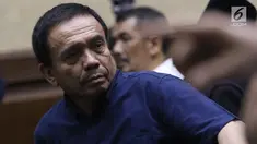 Gubernur Aceh nonaktif, Irwandi Yusuf jelang sidang tuntutan dugaan suap Dana Otonomi Khusus Aceh 2018 dan penerimaan gratifikasi pembangunan Dermaga Sabang di Pengadilan Tipikor, Jakarta, Senin (25/3). Jaksa meyakini Irwandi bersalah menerima suap dan gratifikasi. (Liputan6.com/Helmi Fithriansyah)
