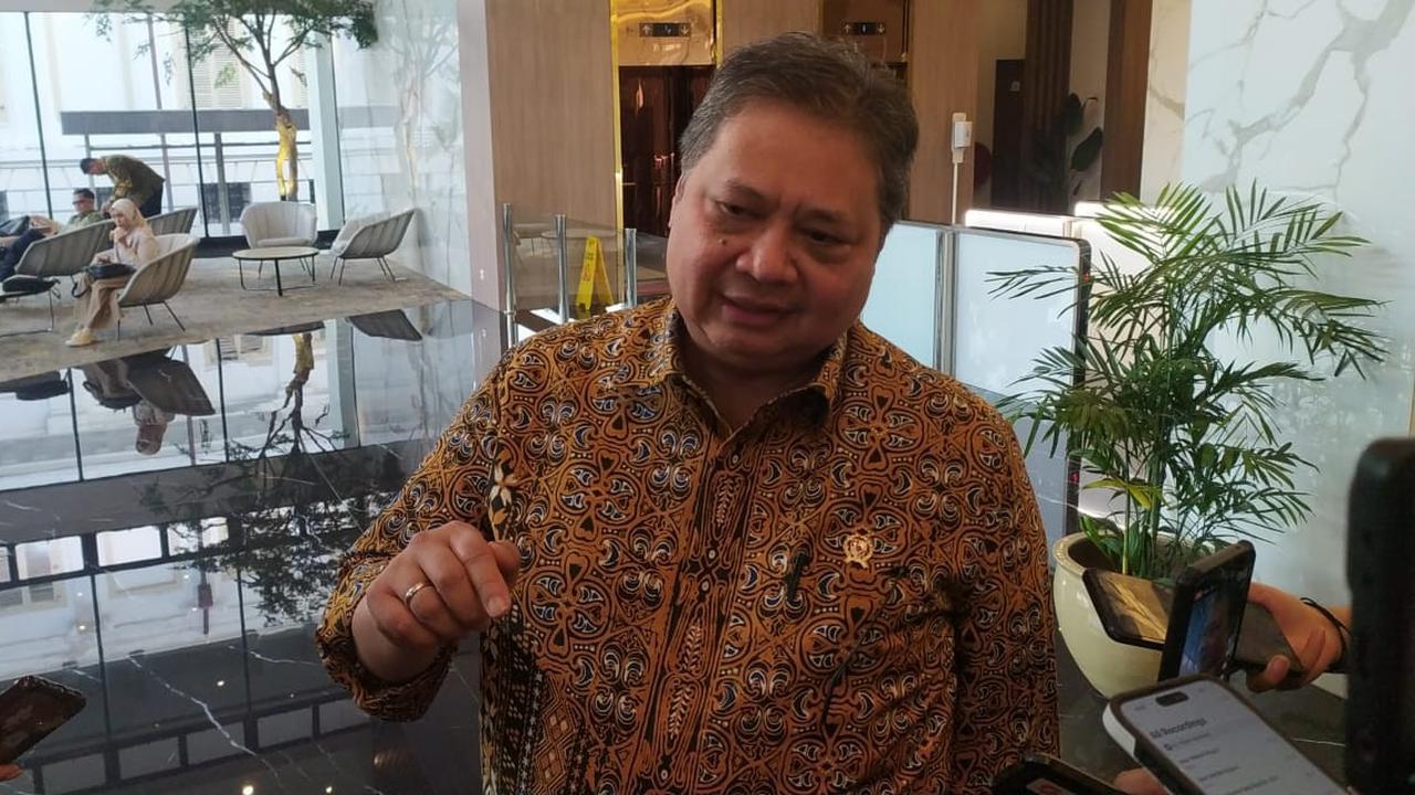 Daya Beli Masyarakat Turun, Menko Airlangga Banggakan Program PKH dan Jaminan Kehilangan Pekerjaan