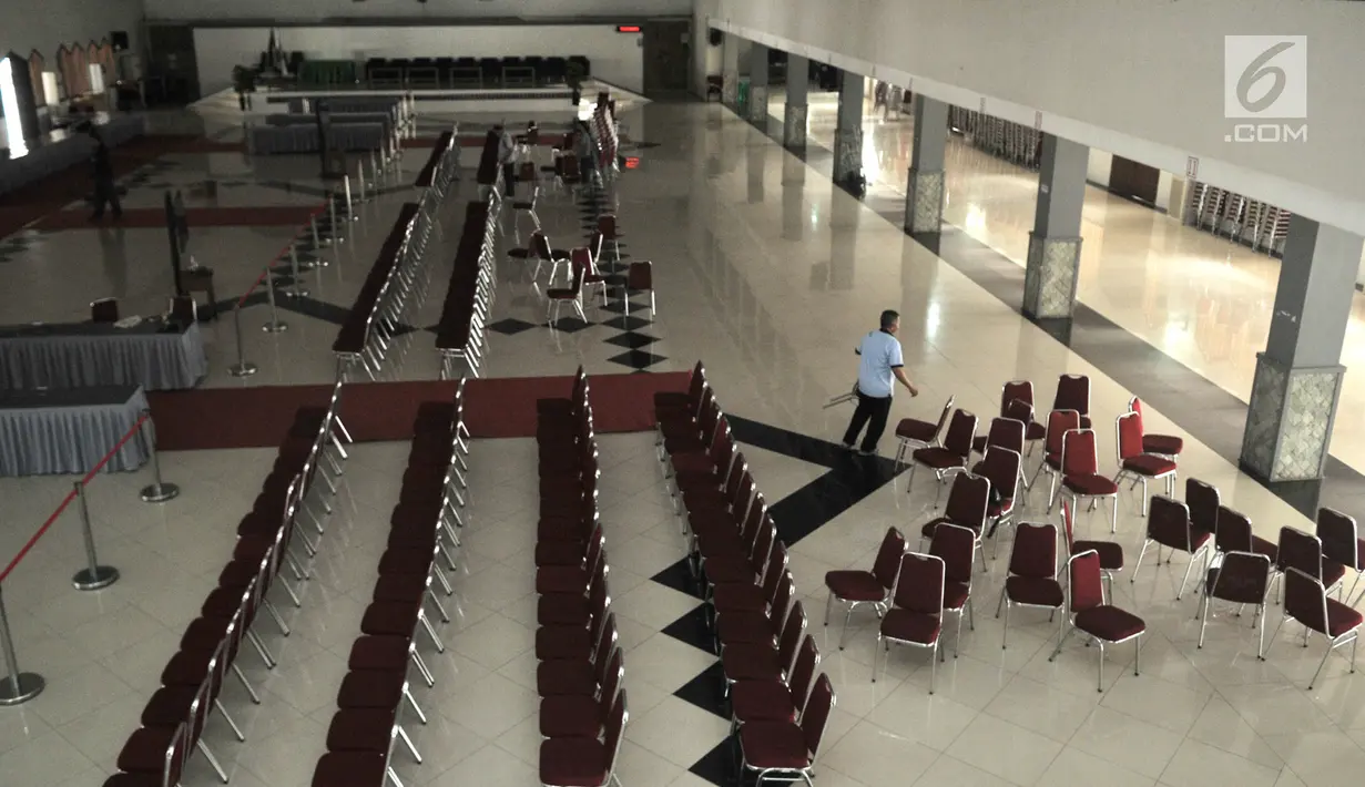 Petugas menata kursi di aula keberangkatan calon jemaah haji di Asrama Haji Pondok Gede, Jakarta, Kamis (4/7/2019). Panitia Penyelenggara Ibadah Haji embarkasi Pondok Gede siap menyambut jemaah haji kloter pertama DKI Jakarta yang dijadwalkan tiba pada Sabtu (6/7). (merdeka.com/Iqbal S Nugroho)