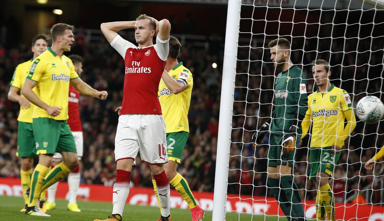 Pemain Arsenal, Rob Holding memegang kepala setelah gawangnya kebobolan pada laga Piala Liga Inggris di Emirates Stadium, London, (24/10/2017). Arsenal menang 2-1. (AP/Alastair Grant)