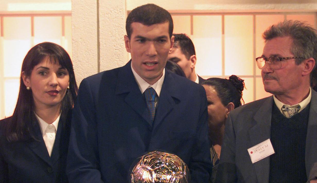 Zinedine Zidane. Eks gelandang serang Prancis yang kini beusia 50 tahun ini menjadi pesepak bola Prancis keempat yang meraih gelar Ballon d'Or pada edisi 1998. Prestasinya pada periode tersebut adalah membawa Juventus meraih gelar Liga Italia dan runner-up Liga Champions musim 1996/1997. Sementara bersama Timnas Prancis ia sukses mengantarkan Tim Ayam Jago meraih gelar Piala Dunia untuk pertama kalinya pada edisi 1998 saat menjadi tuan rumah. (AFP/Jacques Demarthon)