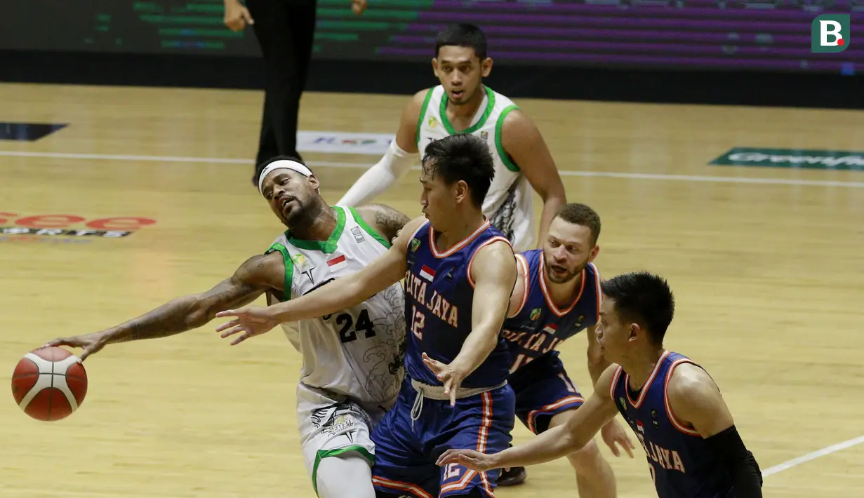 Quarter terakhir, PJ menjauh dengan menciptakan 26 poin, sedangkan pasukan Aries Herman hanya mencetak 10 poin. Hasil akhir PJ menang dengan skor besar 90-66. (Bola.com/ M Iqbal Ichsan)