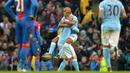 Pemain Manchester City, Fabian Delph dan Kevin De Bruyne merayakan gol saat melawan Crystal Palace pada lanjutan liga premier Inggris di Stadion Etihad, Manchester, Sabtu (16/1/2016). (AFP Photo/Paul Ellis)
