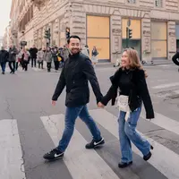 Sama-sama tampil dengan busana hitam, Kiky Saputri dan suami mengunjungi Italy selama honey moon. Serasi dengan jeans, busana pasangan ini bisa jadi inspirasi. [Instagram/kikysaputrii]