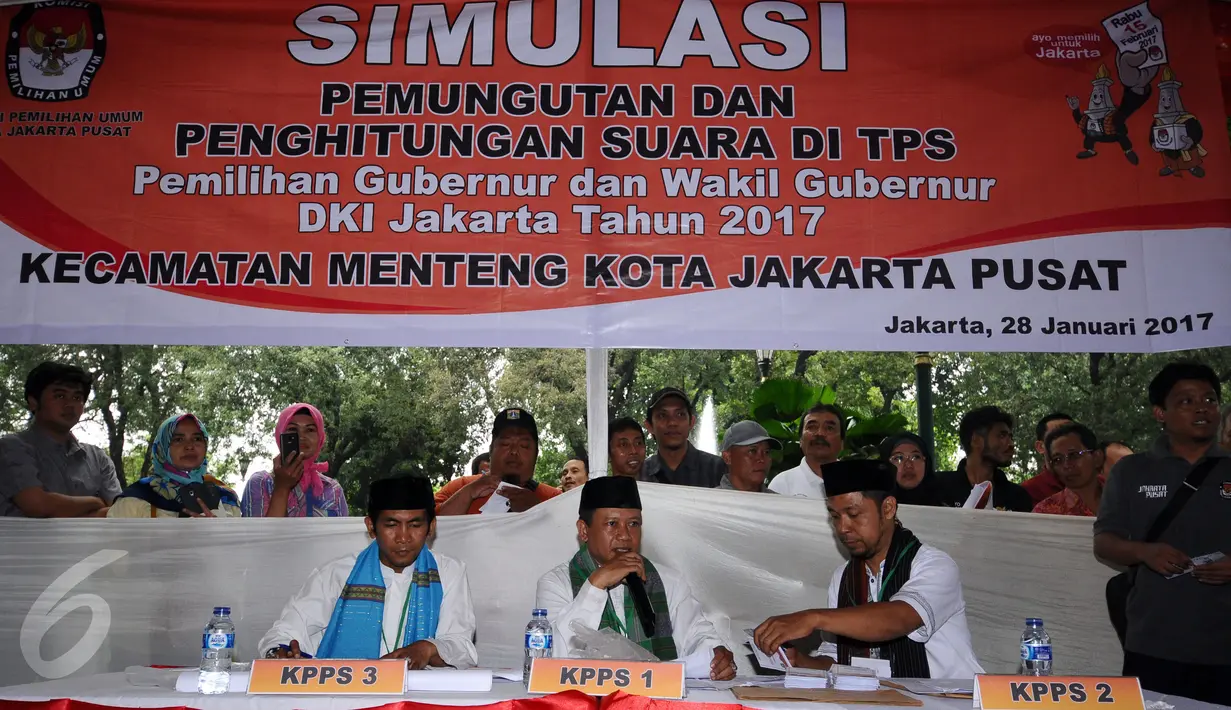 Petugas KPPS memanggil pemilih dalam simulasi pemungutan dan penghitungan suara Pilkada DKI Jakarta di Taman Menteng, Sabtu (28/1). Simulasi ini mengedukasi pelaksanaan Pilkada DKI Jakarta, 15 Februari. (Liputan6.com/Helmi Fithriansyah)