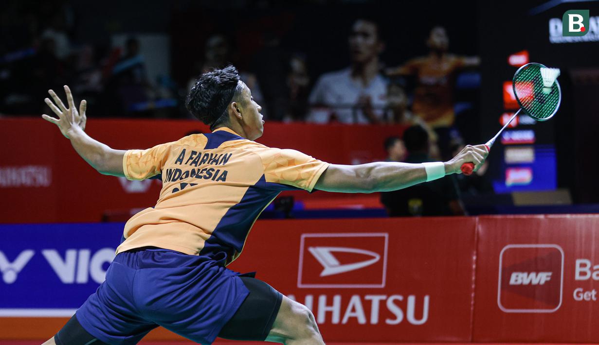Aksi Alwi Farhan saat melawan wakil India, Ayush Shetty pada babak 32 besar Indonesia Masters 2026 di Istora Senayan, Jakarta, Rabu (21/1/2026). (Bola.com/Abdul Aziz)