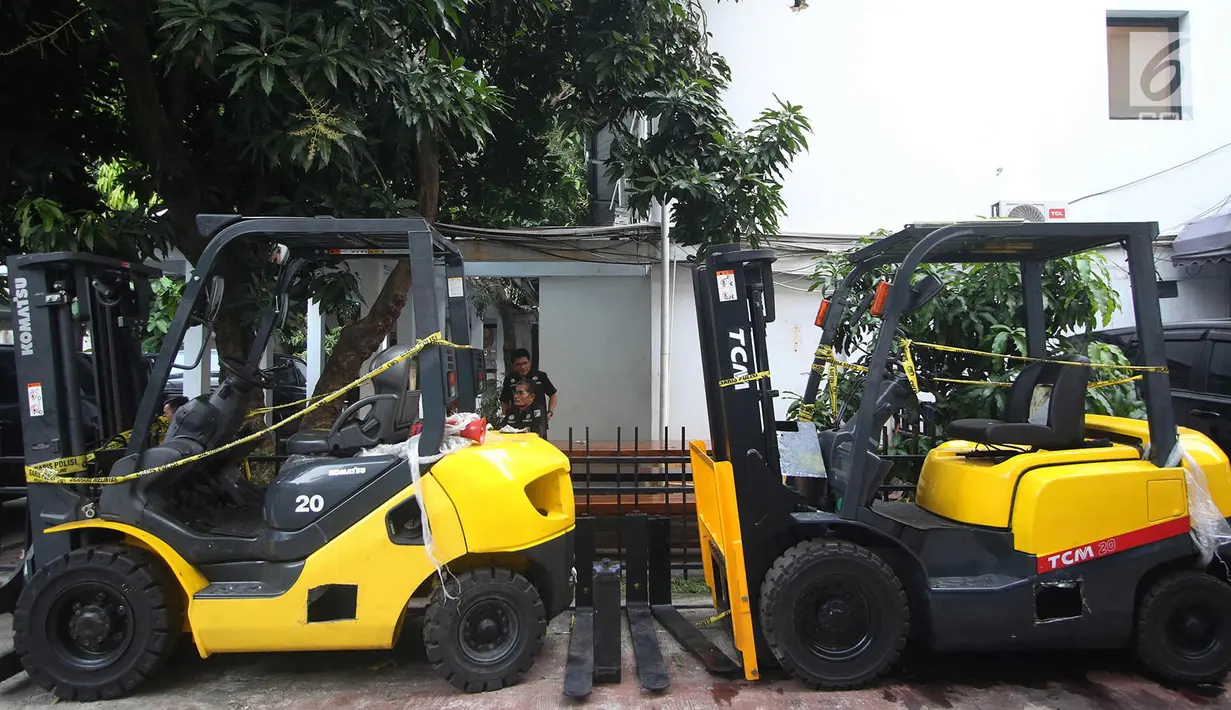 Barang bukti dua buah forklift tempat tersangka menyembunyikan narkotika dari Taiwan diamankan di Polda Metro Jaya, Jakarta, Kamis (2/11). Subdit II Ditresnarkoba Polda Metro Jaya berhasil menangkap tiga orang tersangka. (Liputan6.com/Immanuel Antonius)