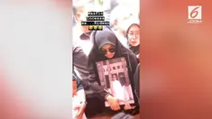 Syahrini memegangi foto kakaknya tepat di sisi liang lahad. Meski memakai kacamata hitam, kepedihan tak bisa disembunyikan dari wajah Syahrini.