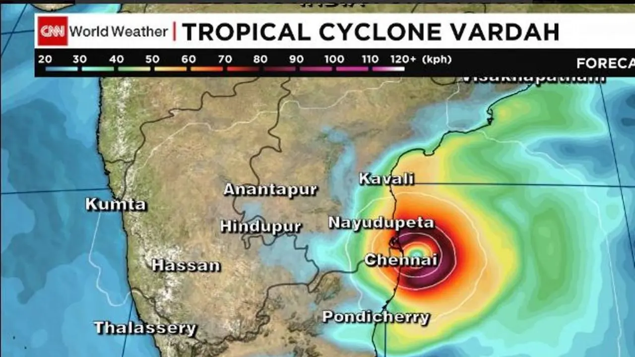 Topan Vardah di Chennai, India. (CNN)