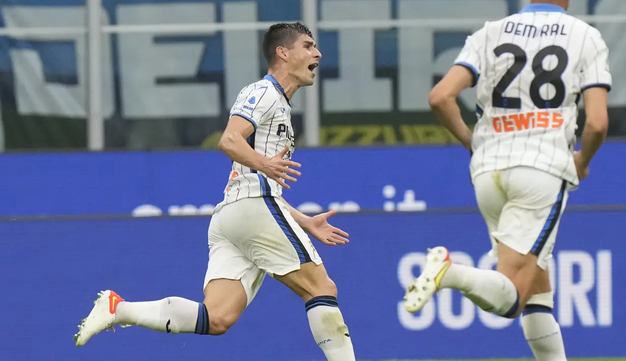Atalanta berhasil menyamakan skor 1-1 pada menit ke-30. Ruslan Malinovskiy berhasil menaklukkan Samir Handanovic melalui tembakan keras kaki kiri dari luar kotak penalti. (AP/Luca Bruno)