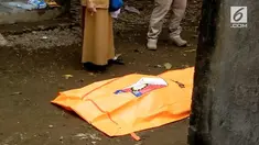 Seorang anak yang diduga mengalami sakit jiwa membunuh Ibunya sendiri dengan cangkul.