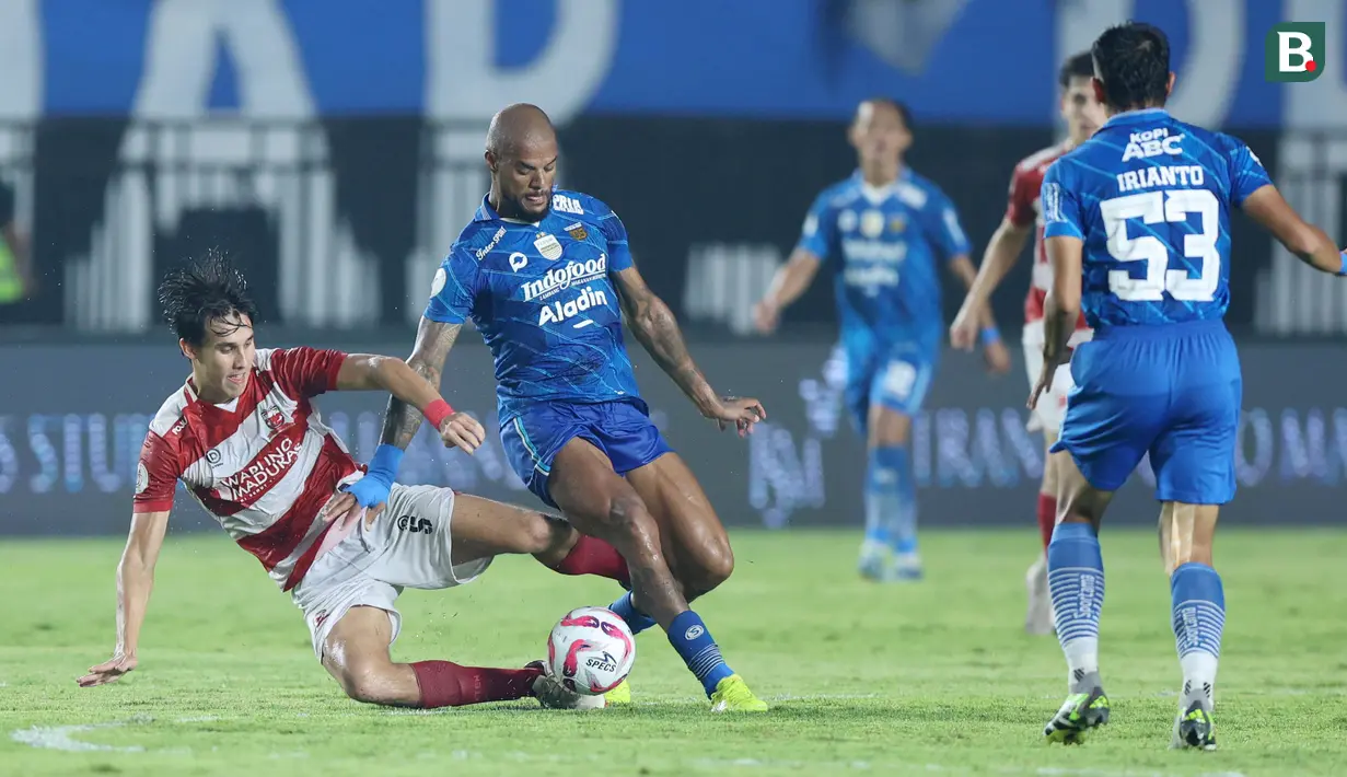 Pemain Persib Bandung, David Da Silva (kanan) berebut bola dengan pemain Madura United, Jacob Mahler pada laga leg 1 final Championship Series BRI Liga 1 2023/2024 antara Persib Bandung melawan Madura United di Stadion Si Jalak Harupat, Bandung, Minggu (26/05/2024). (Bola.com/M Iqbal Ichsan)