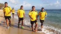 Skuat Arema menjalani dua fokus latihan fisik di Pantai Balekambang, Malang, selama dua hari jelang 8 besar Piala Jenderal Sudirman. (Bola.com/Kevin Setiawan)