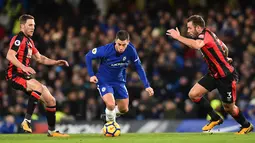 Gelandang Chelsea, Eden Hazard mengendalikan bola dnegan kawalan pemain Bournemouth pada laga pekan ke-25 Premier League 2017-2018 di Stamford Bridge, Rabu (31/1). Bermain di kandang sendiri, Chelsea secara mengejutkan kalah telak 0-3. (Glyn KIRK / AFP)