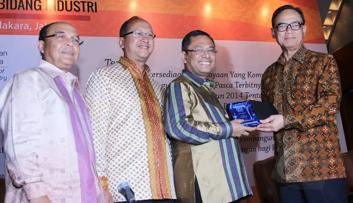 Ketua Umum Kadin Suryo Bambang Sulisto (kanan) saat memberikan cinderamata kepada Menteri Perindustrian, Saleh Husin (kedua kanan) saat Seminar Nasional Pembiayaan Investasi di Bidang Industri di Jakarta, Selasa (5/5/2015). (Liputan6.com/Helmi Afandi)
