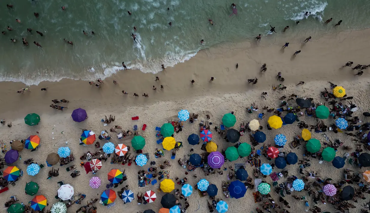 Orang-orang menyejukkan diri di pantai Arpoador saat terjadi gelombang panas di Rio de Janeiro, Brasil, Rabu, 15 November 2023. (AP Photo/Bruna Prado)