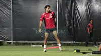 Bek Timnas Indonesia, Nathan Tjoe A-On, berlatih di Lapangan ABC Gelora Bung Tomo, Surabaya (2/9/2025). (Bola.com/Wahyu Pratama)