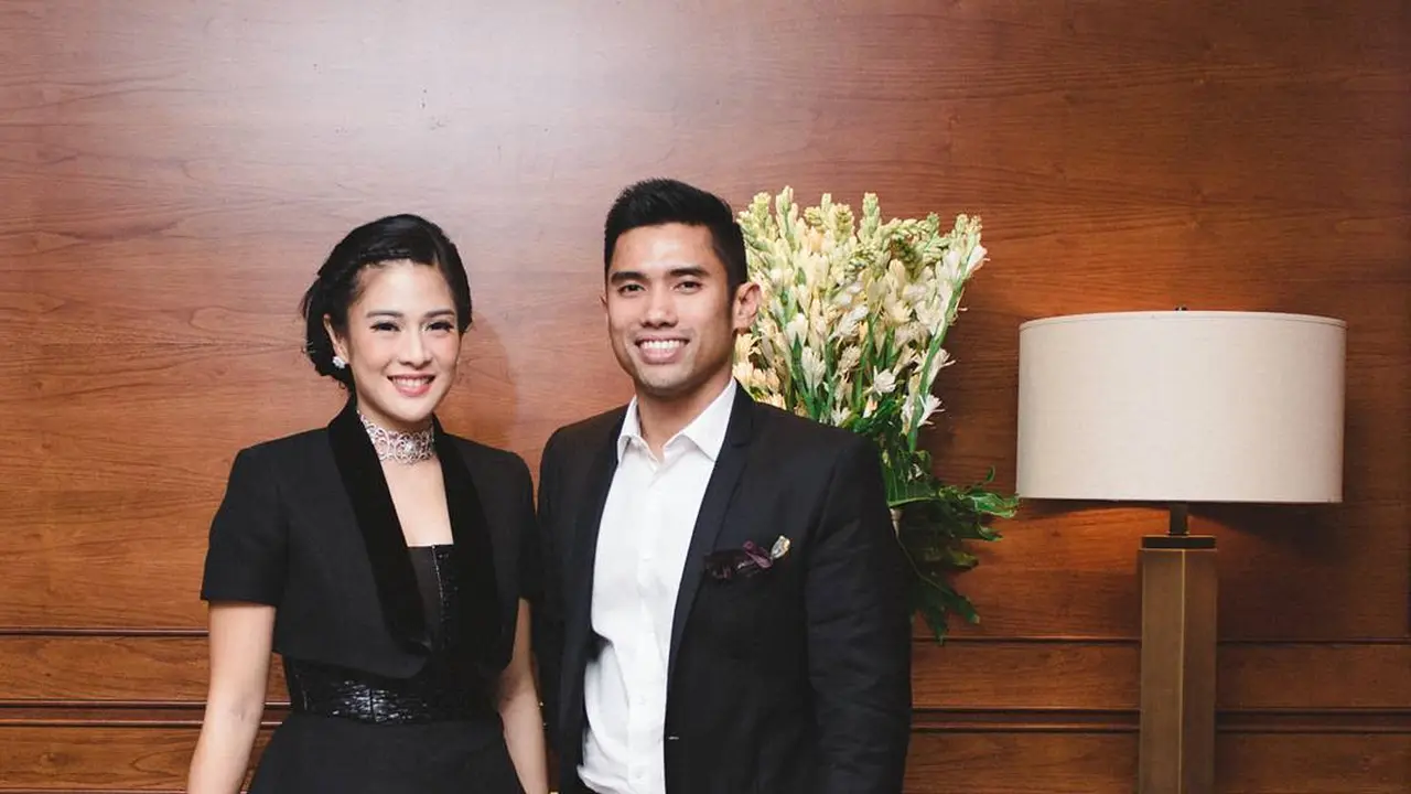 [Bintang] Dating Outfit Lebih Seru dengan Inspirasi Gaya Dian Sastrowardoyo dan Maulana Indraguna Sutowo