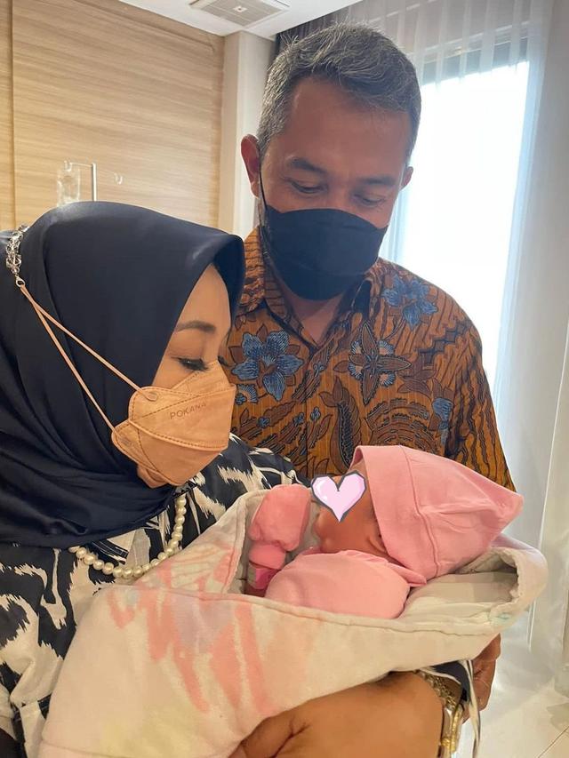 6 Potret Kumpul Keluarga Nikita Willy Usai Winona Lahiran, Dikaruniai Ponakan Perempuan