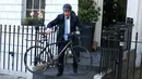 Mantan Wali Kota London, Boris Johnson menggunakan sepeda saat akan meninggalkan rumahnya di London , Inggris, (21/6). Ia merupakan anggota kelompok dari Vote Leave campaign atau kelompok yang ingin Inggris keluar dari PBB. (REUTERS / Peter Nicholls)