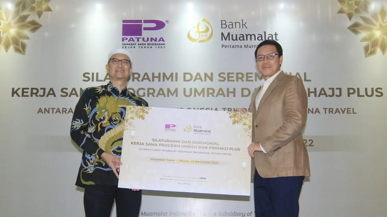 Direktur Utama PT Bank Muamalat Indonesia Tbk Achmad K. Permana (kanan) berfoto bersama Direktur Utama Patuna Syam Resfiadi (kiri) dalam silaturahmi dan peresmian kerja sama produk pembiayaan Prohajj Plus dan umrah di Muamalat Tower.