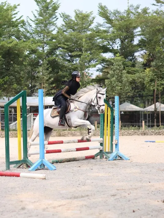 Seperti sang kakak, Shireen Sungkar juga senang dengan olahraga berkuda. Meski berkuda, penampilannya tetap syari dan cantik. Untuk alasan keselamatan, tidak lupa dia memakai helm