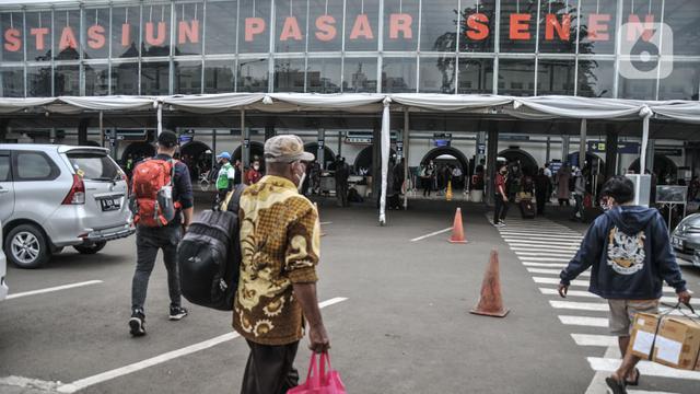 Suasana Stasiun Senen Jelang Libur Nataru