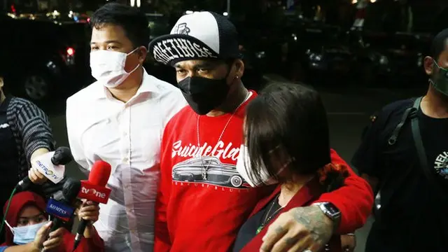Potret Nora Alexandra Dampingi Jerinx Penuhi Panggilan Polda Metro. (Sumber: Kapanlagi.com)