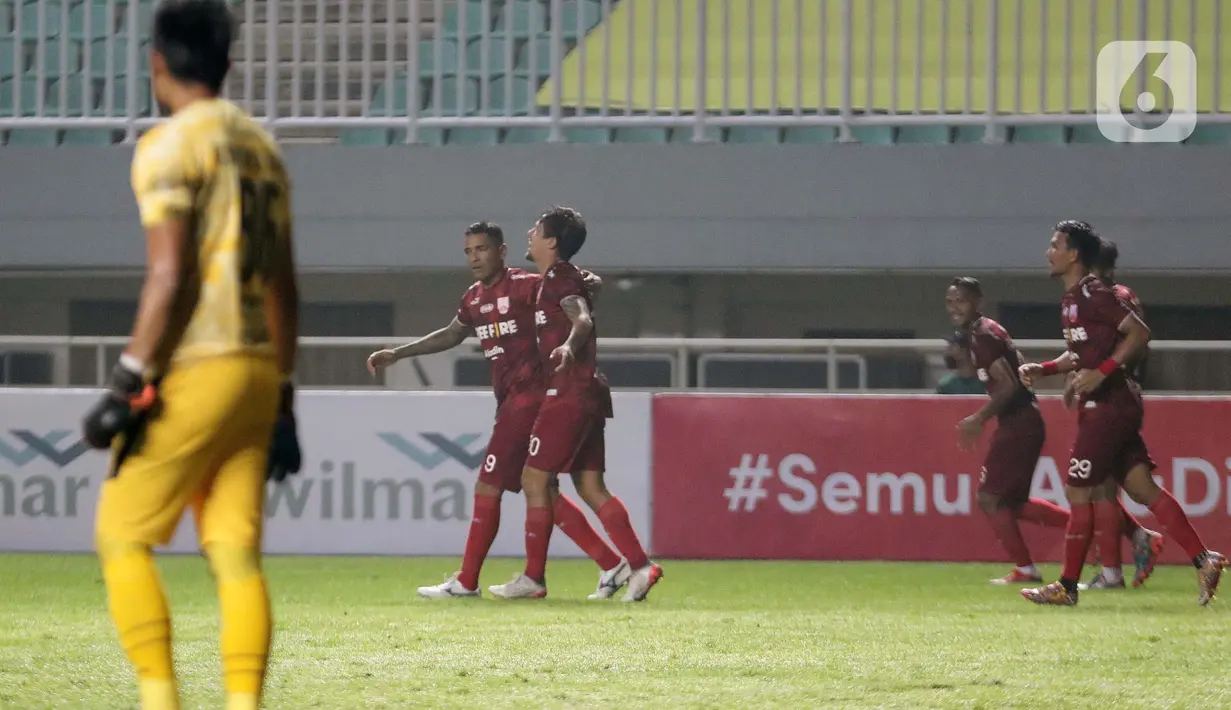 Pemain depan Persis Solo, Irfan Bachdim (tengah) merayakan golnya ke gawang Rans Cilegon United pada laga Final Liga 2 Indonesia 2021 di Stadion Pakansari, Bogor, Kamis (30/12/2021). Persis Solo unggul 2-1. (Liputan6.com/Helmi Fithriansyah)