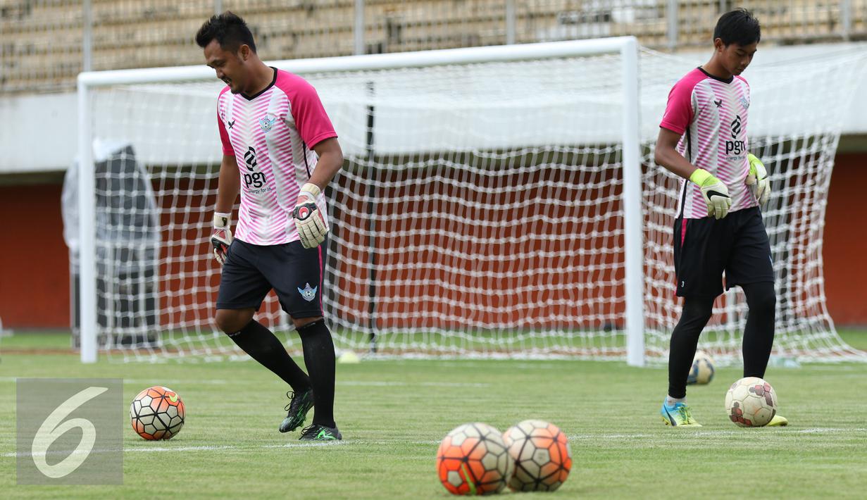 Dua penjaga gawang Gresik United melakukan pemanasan saat latihan uji lapangan jelang laga Piala Presiden 2017 di Stadion Maguwoharjo, Sleman, Jumat (3/2). Gresik United akan berhadapan dengan Mitra Kukar, Sabtu (4/2). (Liputan6.com/Helmi Fithriansyah)