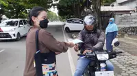 Pembagian masker gratis dan edukasi protokol kesehatan oleh jurnalis Kota Palu untuk membantu menekan penyebaran Covid-19. (Foto: Heri Susanto/ Liputan6.com).