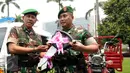 Komandan Kodiklat TNI AD, Letjen TNI Agus Sutomo (kiri) memberikan bantuan motor pengangkut kepada Kodim di lingkungan Kodam Jaya usai apel bersama Satuan Jajaran Kodam Jaya di Makodam Jaya, Jakarta, Kamis (17/9/2015). (Liputan6.com/Helmi Fithriansyah)