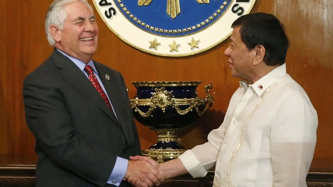Menlu AS Rex Tillerson saat bertemu dengan Presiden Rodrigo Duterte di Manila
