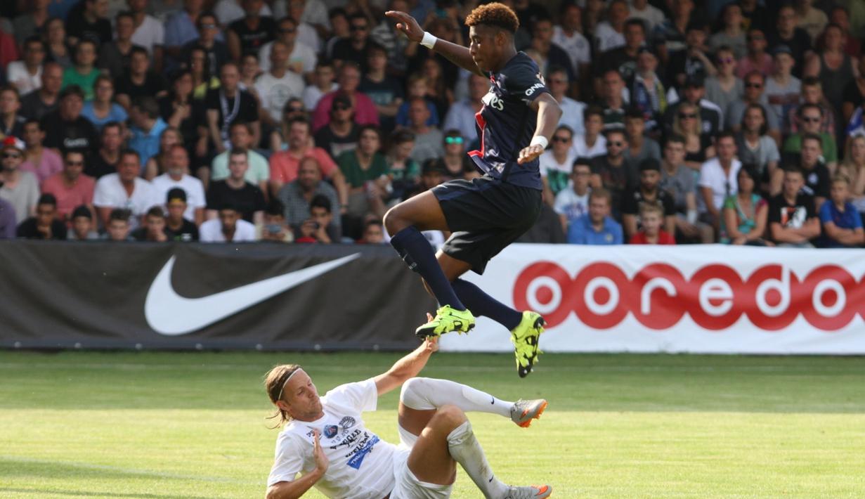 Pemain muda PSG, Presnel Kimpembe (atas), lompat menghindari tekel bek Wiener SK . (Bola.com/Reza Khomaini)