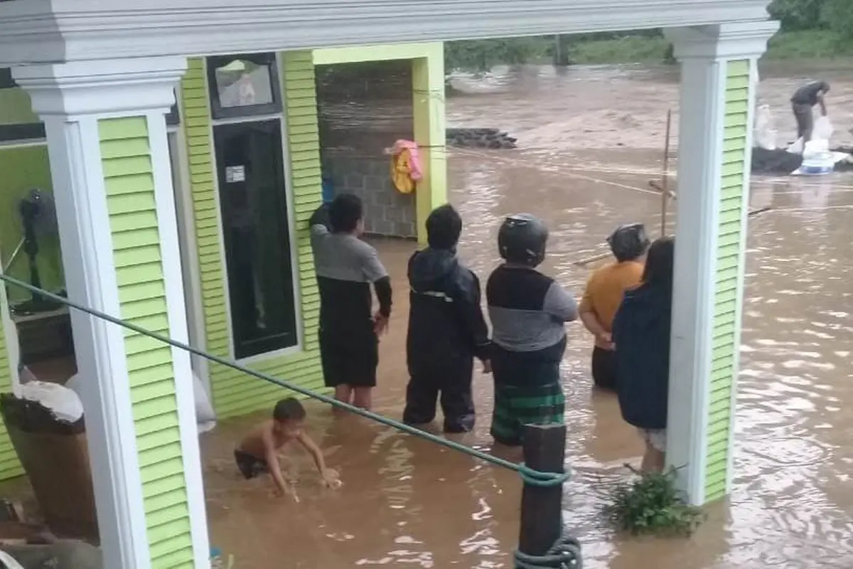 Cuaca ekstrem berupa angin kencang dan hujan lebat mengakibatkan banjir serta longsor di Kota Bitung pada, Minggu (7/4/2024).