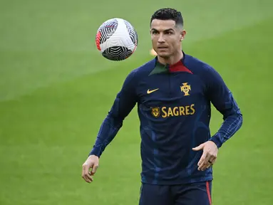 Penyerang Portugal Cristiano Ronaldo menghadiri sesi latihan menjelang matchday ketujuh Kualifikasi EURO 2024 Grup J, di stadion Dragao di Porto, 12 Oktober 2023. (MIGUEL RIOPA / AFP)