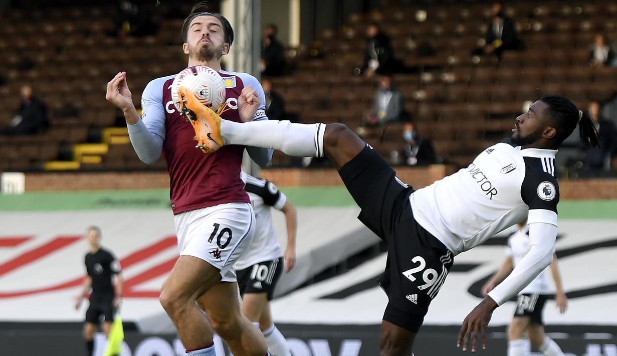 Penyerang Aston Villa, Jack Grealish, berebut bola dengan gelandang Fulham, Andre-Frank Zambo Anguissa, pada laga lanjutan Liga Inggris di Craven Cottage, Selasa (29/9/2020) dini hari WIB. Aston Villa menang 3-0 atas Fulham.