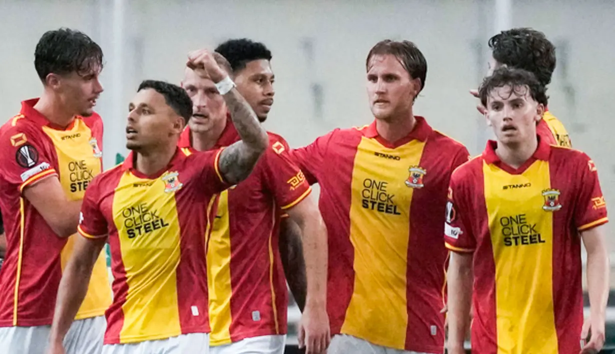 Pemain Go Ahead Eagles, Dean James, merayakan kemenangan atas Panathinaikos pada laga Liga Europa di Stadion Olimpiade Athena, Jumat (3/10/2025) dini hari WIB. (AP Photo/Thanassis Stavrakis)