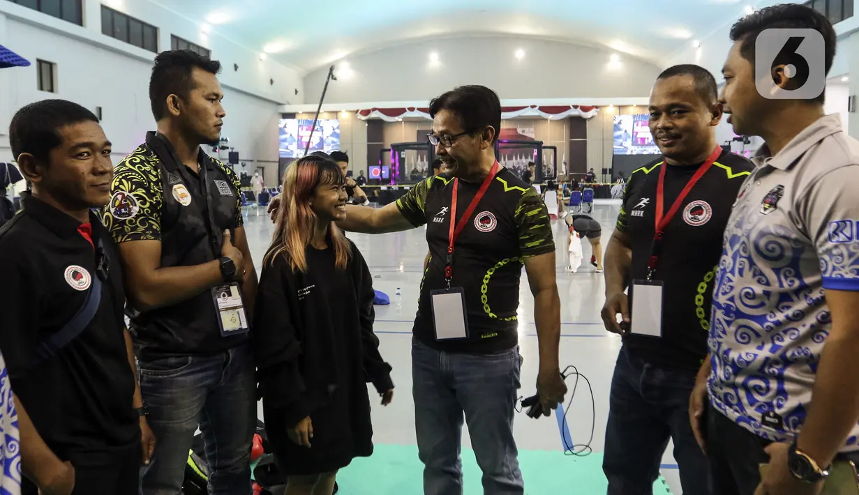 Ketua Umum IBCA-MMA Dwi Badarmanto berbincang dengan atlet Indonesia Beladiri Campuran Amatir (IBCA)-Mixed Martial Arts (MMA) saat Kejurnas IBCA-MMA 2022 di Gedung Serbaguna Antarikshe, Koopsud I, Halim Perdanakusuma, Jakarta, Kamis (4/8/2022). Sebanyak 300 atlet Indonesia Beladiri Campuran Amatir (IBCA)-Mixed Martial Arts (MMA) dari 21 provinsi di Indonesia ambil bagian dalam Kejuaraan Nasional (Kejurnas) IBCA-MMA 2022. (Liputan6.com/Johan Tallo)