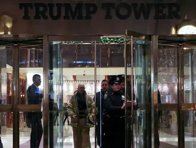 Polisi dan petugas pemadam berjalan keluar usai melakukan penyelidikan di Trump Tower, Manhattan, New York, Kamis (28/4). Sebuah surat yang mengandung serbuk putih mencurigakan dikirimkan untuk bakal calon presiden AS, Donald Trump (REUTERS/Carlo Allegri)