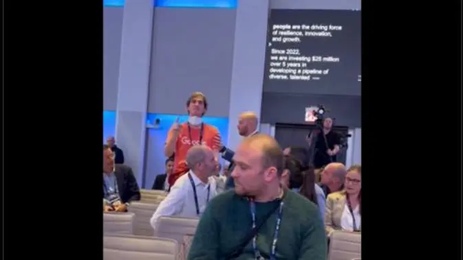 Tangkapan video saat seorang engineer Google protes di konferensi teknologi Israel. Credit: platform X @car0linehaskins