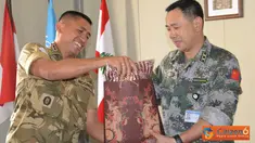 Citizen6, Lebanon: Pertemuan diakhiri dengan penyerahan cinderamata berupa plakat kenang-kenangan dan baju Batik oleh Wadansatgas Indobatt kepada Komandan Chinmedcoy, Letkol Li Xuecheng,.  (Pengirim: Badarudin Bakri)
