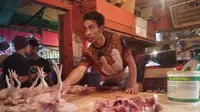 Harga ayam potong di Pasar Tradisional Lemabang Palembang mengalami kenaikan jelang lebaran (Liputan6.com / Nefri Inge)